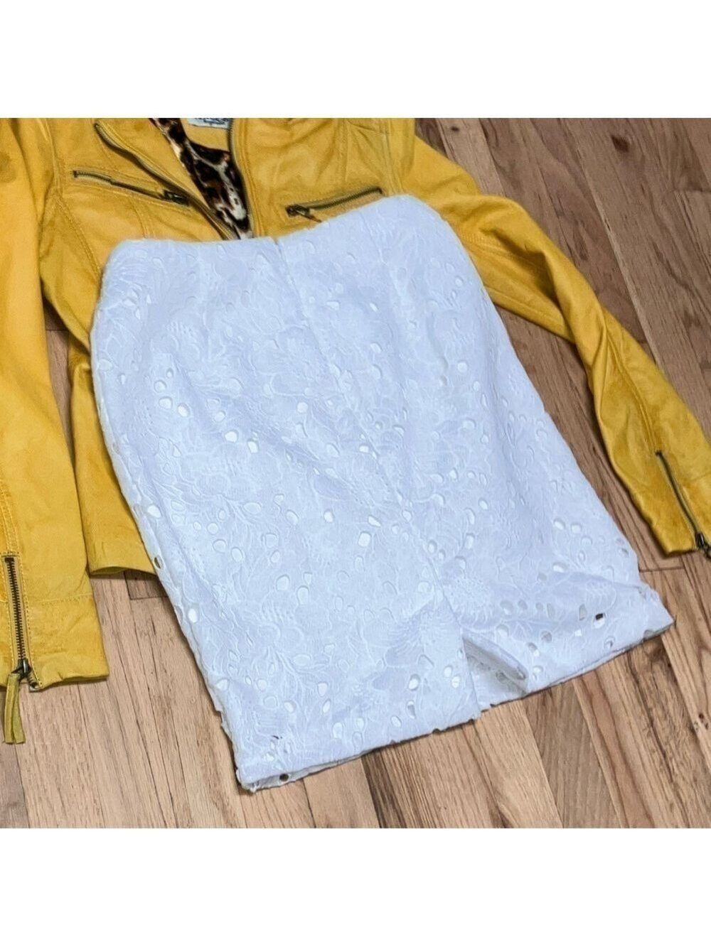 Banana Republic Lace Pencil Skirt with satin lining in Beautiful White size 4